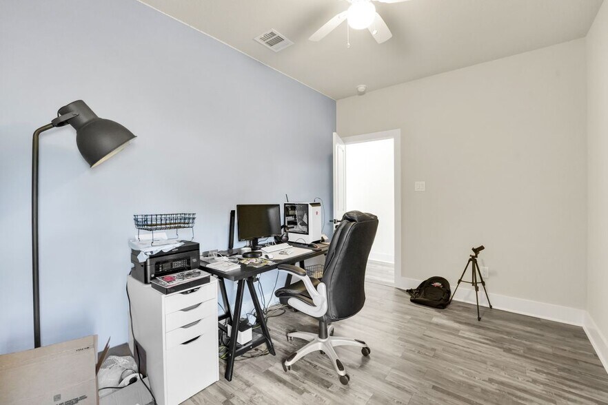 Building Photo - 4621 Collins Ave