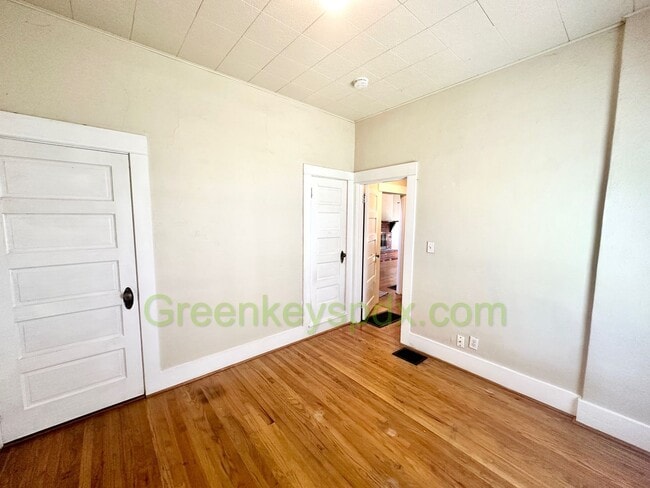 Building Photo - 3-Bedroom, 2-Bathroom House with Attached ...