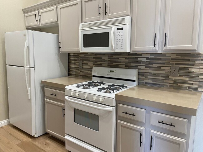 Building Photo - Modern Condo in Gated Community!