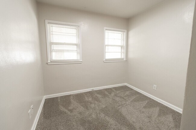 Building Photo - 5 Bed 2 Bath House