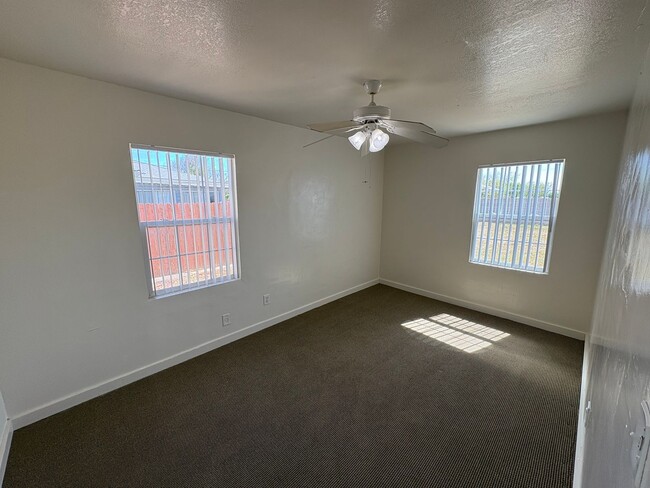 Building Photo - Cozy Hanford Home Available Now!