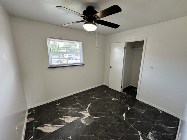 Building Photo - 2700 Yorkshire Ave