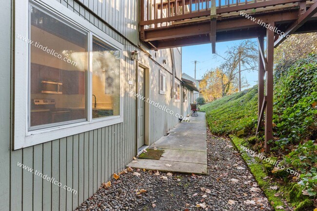 Building Photo - Cozy Multnomah Village Condo- Water, Sewer and Garbage included!