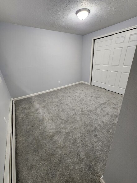 Building Photo - 102 Oak St