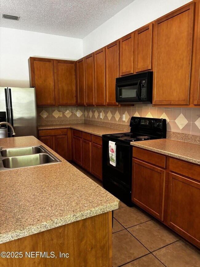 Building Photo - Stunning 3 BDR, 2 BA home in Collinswood s...