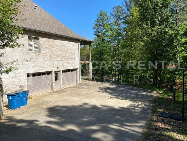 Building Photo - Private Estate Living on Over 3 Acres! Available to view NOW!