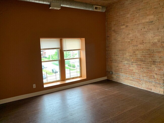 Building Photo - 215 Douglas St