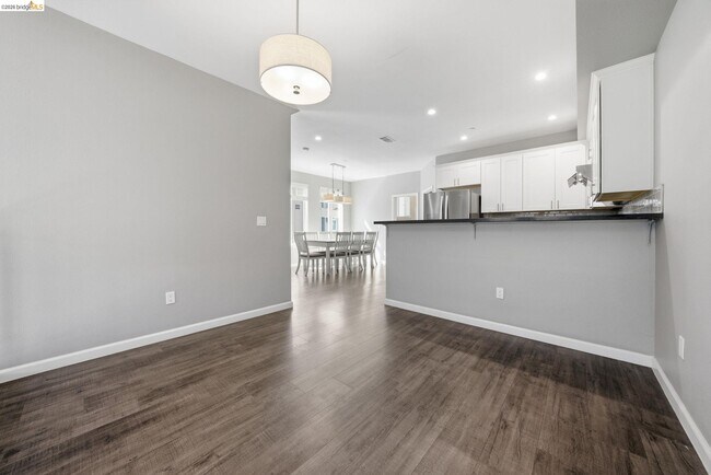 Building Photo - 817 Estancia Ter