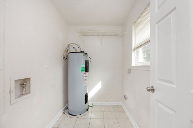 Building Photo - Newly Renovated, Energy Efficient Unit Min...