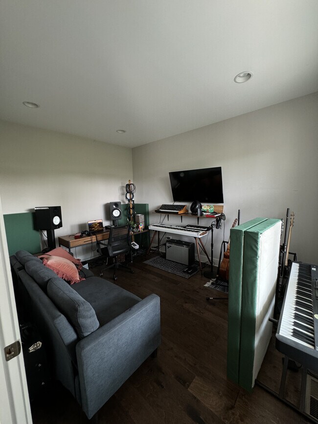 Den/4th Bedroom - 532 Vernon Cir