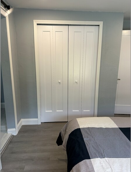 Building Photo - 493 Castle Dr