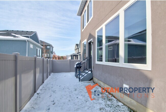 Building Photo - 4693 Daisy Ln