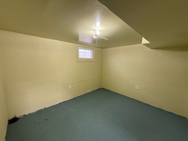 Building Photo - Two bedroom, one bathroom, pet friendly home located in Scottsbluff, NE.