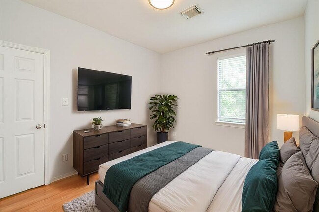 Building Photo - 3911 Fallsbrook Ct