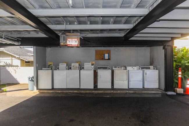 Building Photo - Renovated, upstairs, 2 bedroom 1 bath with...