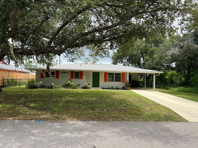 Building Photo - ** Annual ** 2 Bed / 2 Bath ** Single Fami...