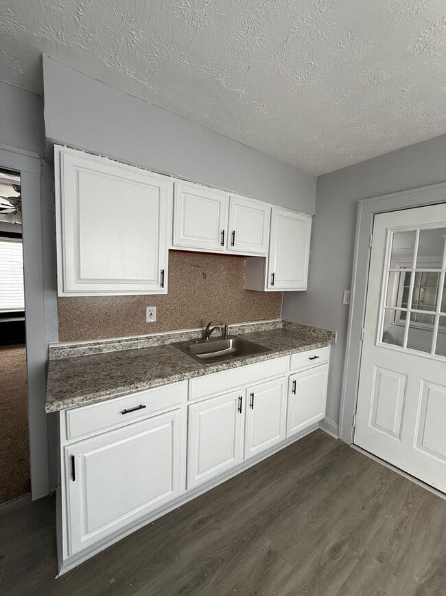 Building Photo - Lee/Harvard 4 bedroom Single