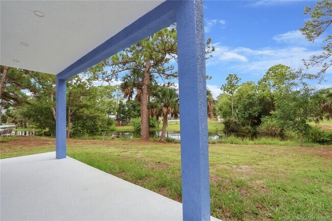Building Photo - 64 NE Acacia Trail