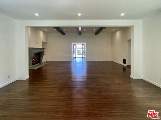 Building Photo - 610 N Arden Dr