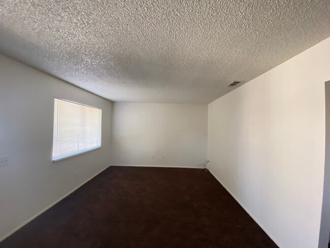 Building Photo - Addorable 2 BD 1 BA SW Apt with Coin opera...