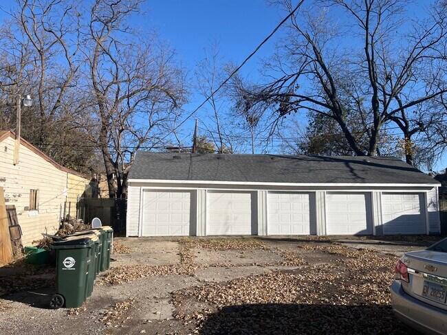 Building Photo - 305 N View St