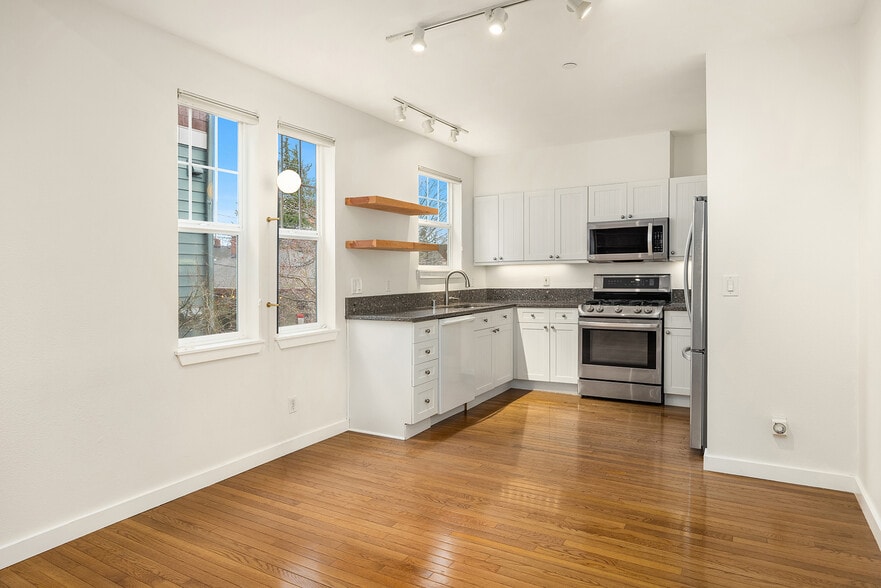 Building Photo - 5430 California Ave SW