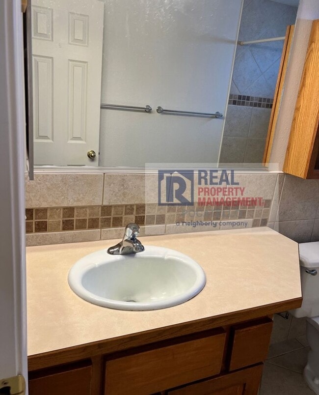 Building Photo - 2 bedroom 1 bath duplex - Single car garage