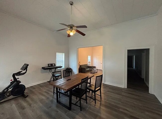 Building Photo - Large 4 Bedroom 4 bath house