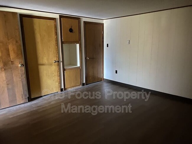 Building Photo - 935 E 2nd St