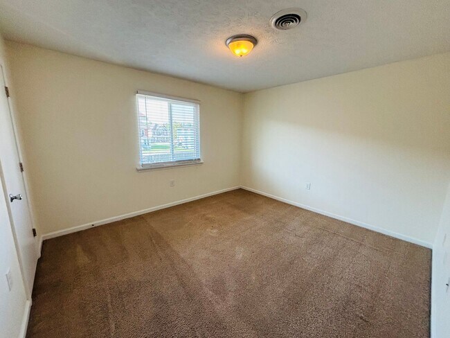 Building Photo - * RE-RENTAL AVAILABLE 8/14/26 * 4 Bedroom, 2 Bath Apartment