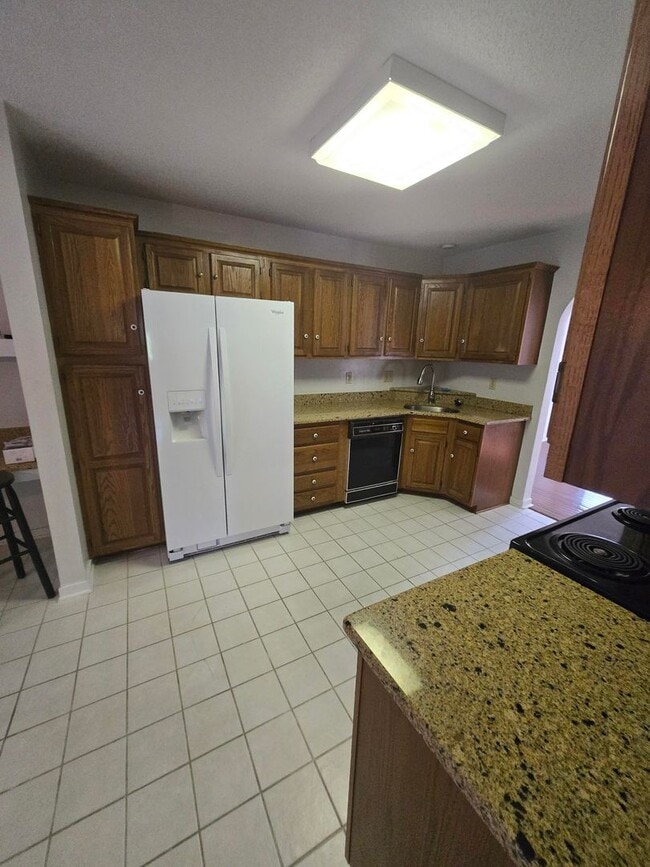 Building Photo - Spacious 3-Bedroom Condo in Gated Communit...