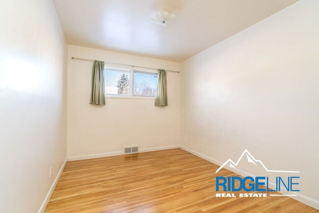 Building Photo - 204 19th Ave NW