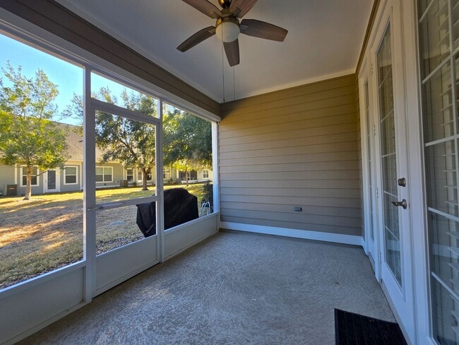 Building Photo - For rent 2 bedroom 2 bathroom 1 car garage condominium