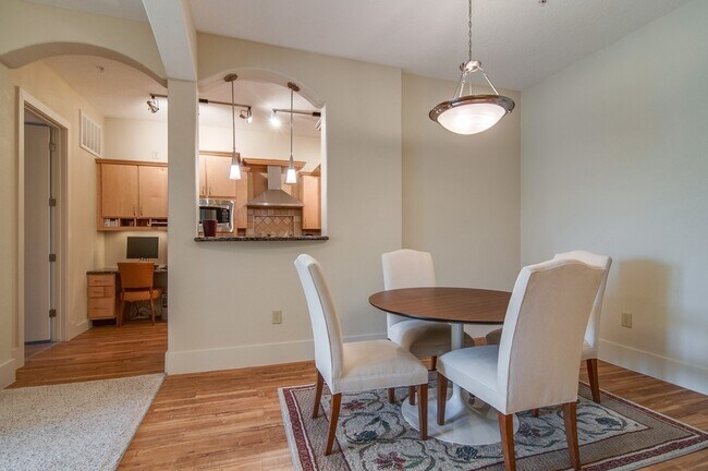 Building Photo - Available NOW! 2-Bed/2-Bath Hillsboro/Belmont