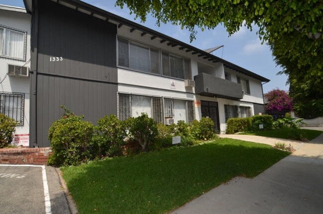 Building Photo - Stanley Gardens Apts - Spacious, Bright and Beatiful One Bedroom! CALL NOW!