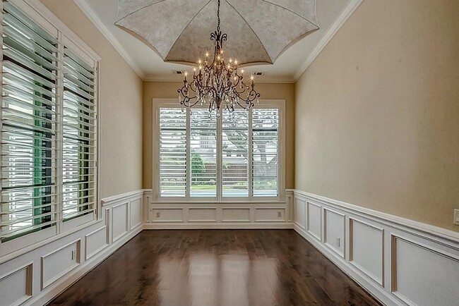 Building Photo - 5559 Holly Springs Dr