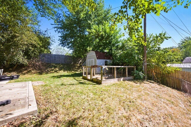 Building Photo - 455 Lakeview Dr