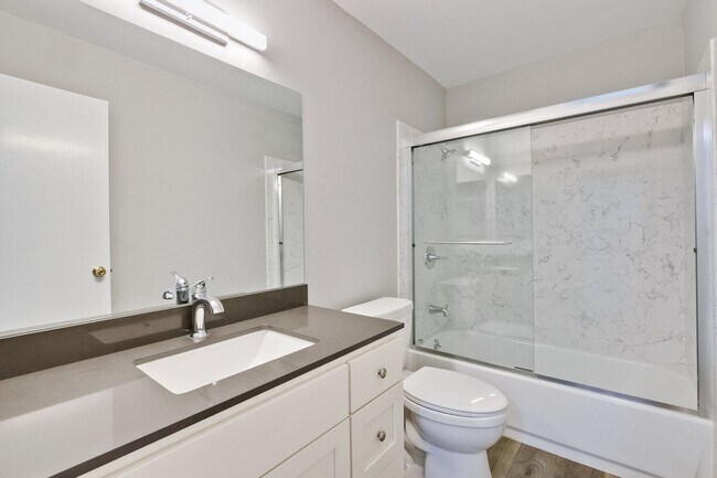 Building Photo - Wonderfully Remodeled 2 Bed, 1 Bath Condo w/ In Unit Laundry