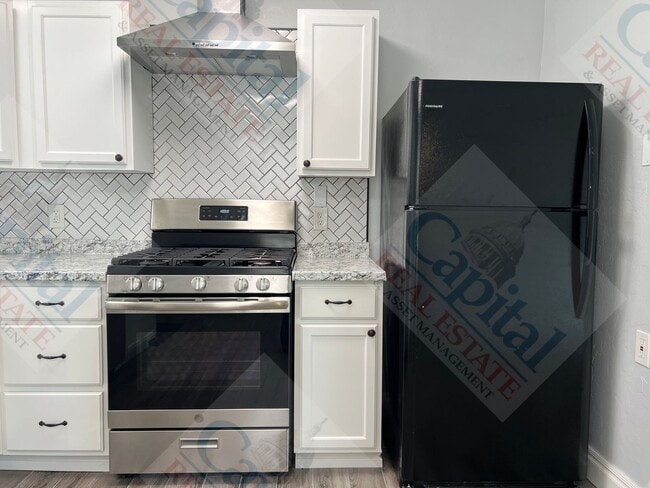 Building Photo - Charming 3 Bedroom