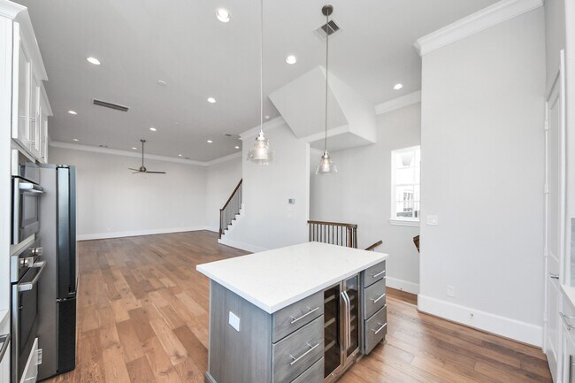 Building Photo - 826 Cage St