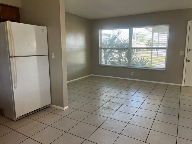 Building Photo - 2BD/1BA/Single carport - Venice