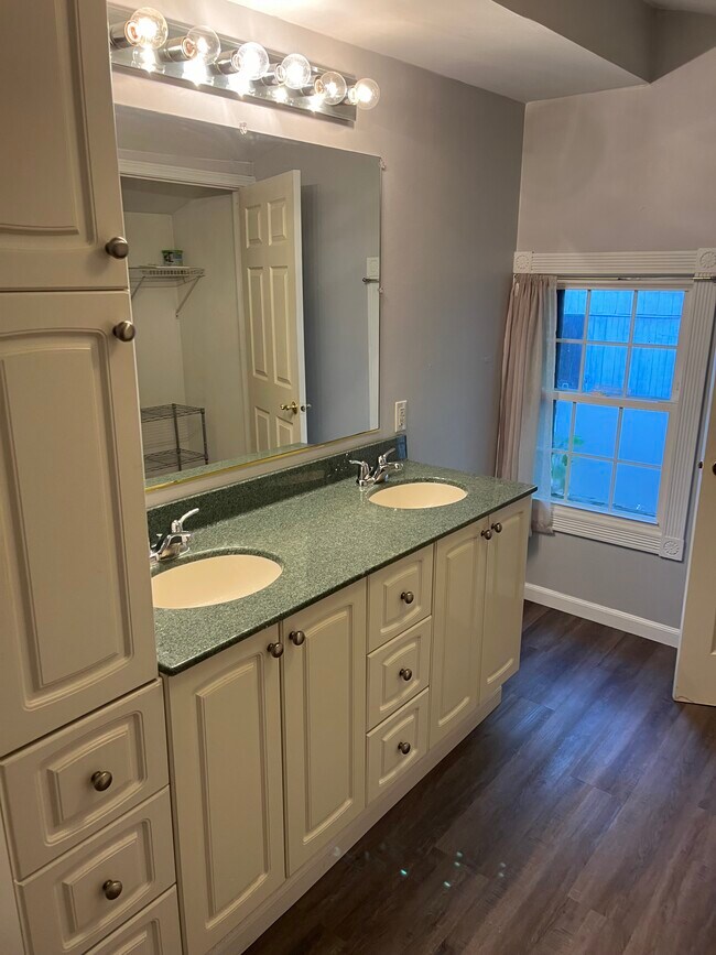 Building Photo - 220 N Bench St