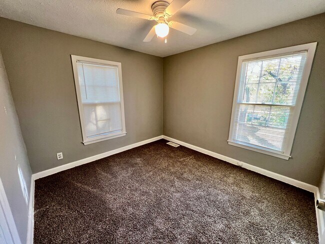 Building Photo - 2304 S Hall Rd
