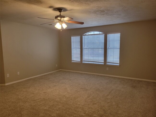 Building Photo - 3715 Pinehurst Dr