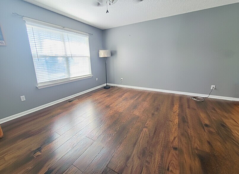 Living/Family room - 330 Sarna Dr