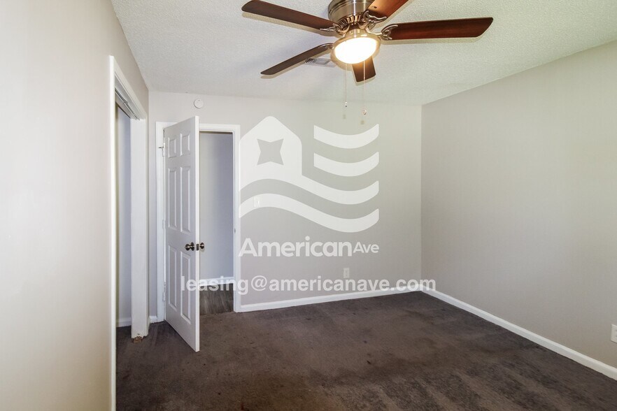 Building Photo - 425 Petunia Ave