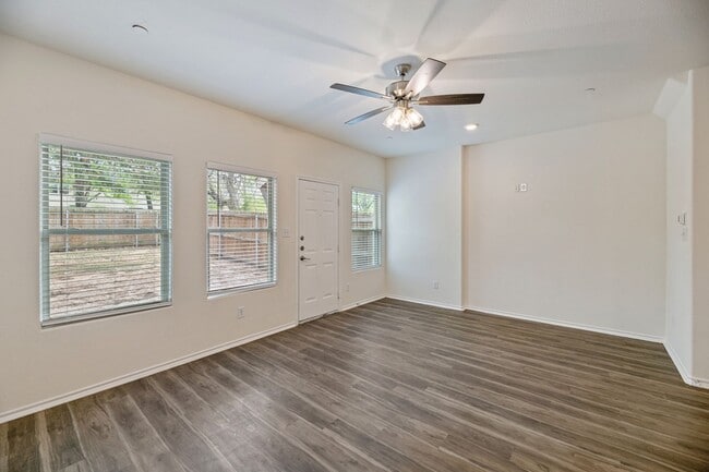 Building Photo - AVAILABLE NOW! 3 BEDROOM TRIPLEX LOCATED IN BONHAM, TEXAS!