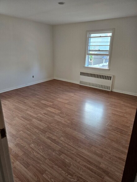 Building Photo - 128 E Maple St