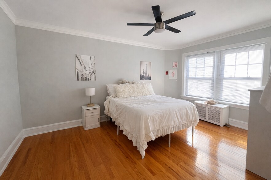 Building Photo - 2336 W Addison St