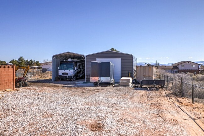 Building Photo - Horse Property!  Private Pool!  Land!